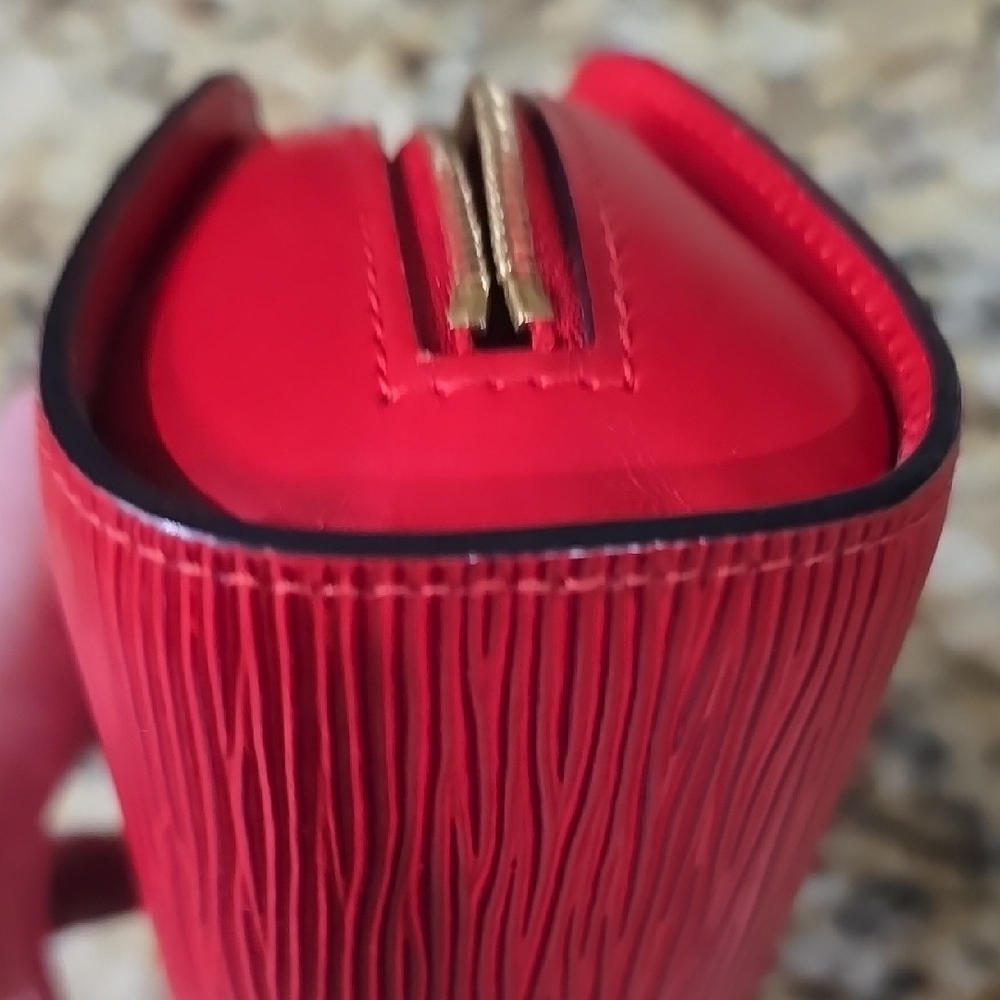 * Like New * Louis Vuitton Epi Dauphine PM Clutch - Picture 9 of 9